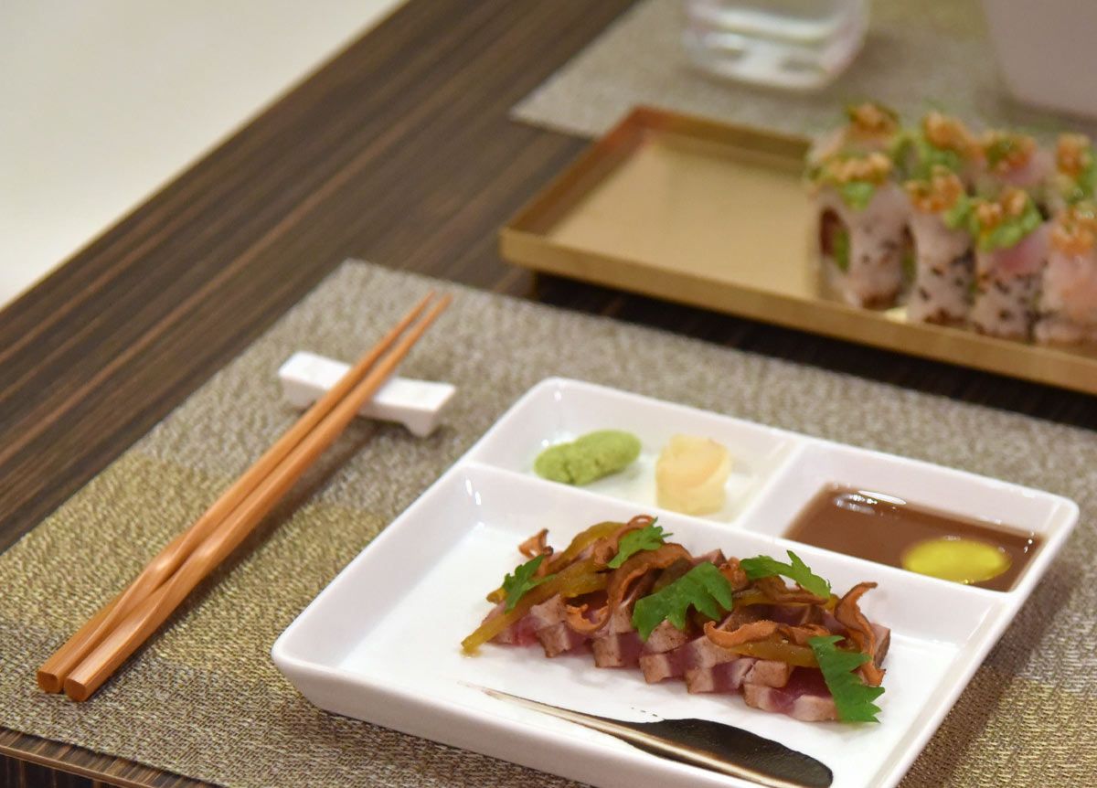 Apoyo clásico para palillos/cubertería